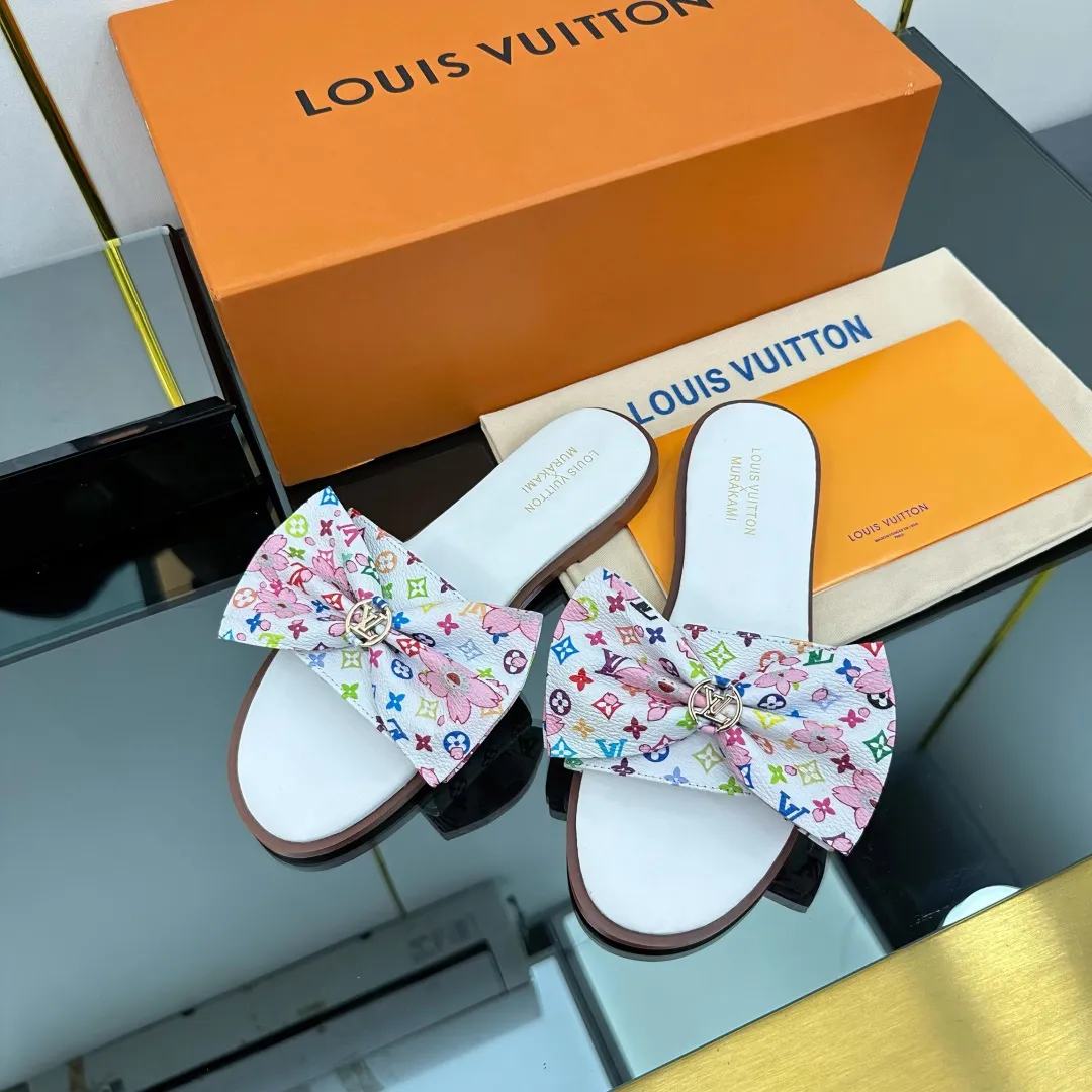 👟👟Ex-factory price 280👟👟 (available all year round) ❥V’s latest popular special material lock it series lock mop, super heavy industry launches! The golden lock on the toe is engraved with the LV letters logo 🔸Number of sizes 34-42) Welcome new and old customers to place orders in the picture above.